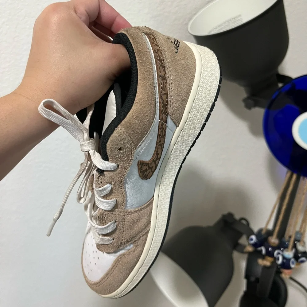 NIKE JORDAN 1 Low SE Brown Elephant Sneakers - Picture 12 of 16